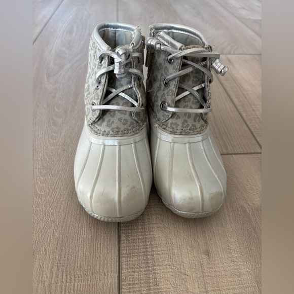 Sperry Toddler Girl Gray Leopard Print Saltwater Boots - Picture 2 of 7